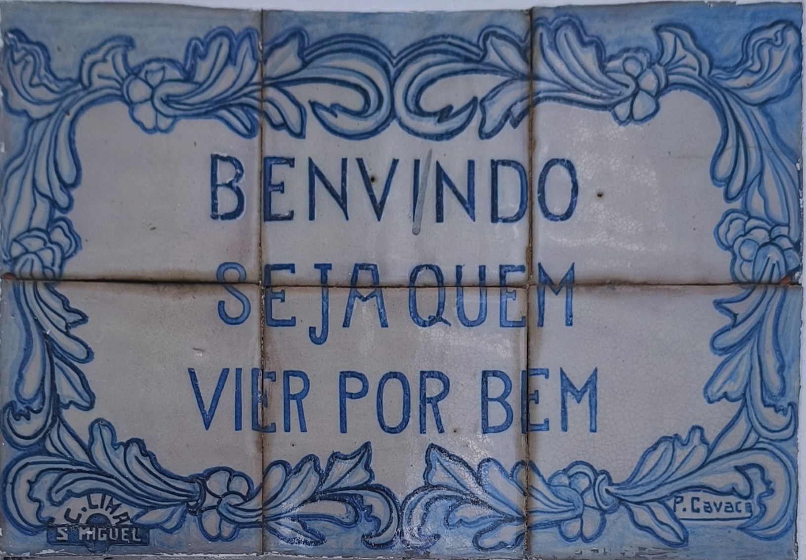 Azulejo tradicional açoriano com a inscrição Benvindo