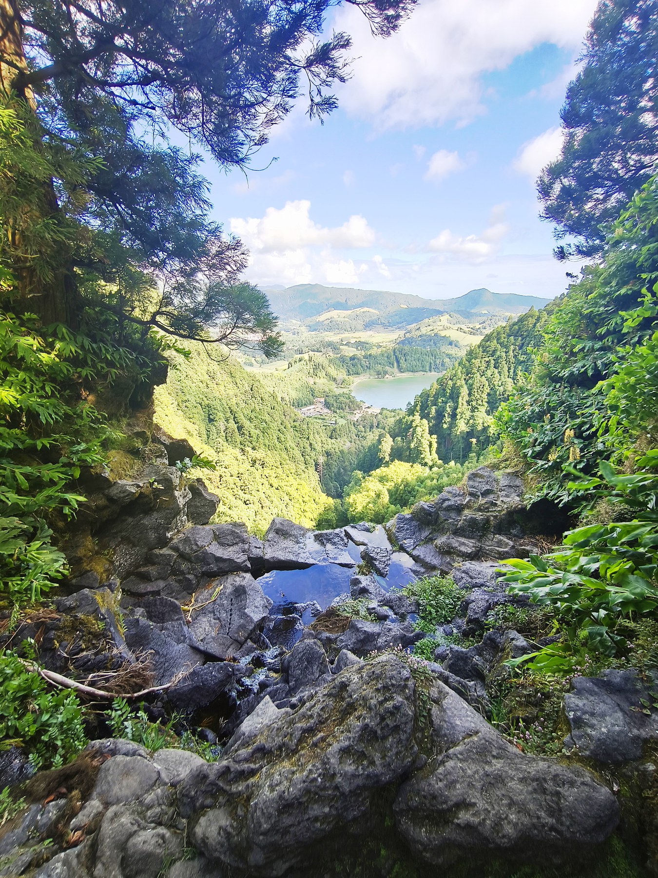 Recanto secreto sobre uma lagoa em São Miguel